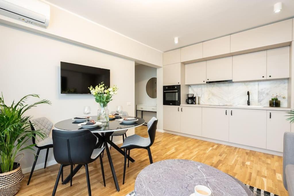 Sunny 2Br Flat - Top Location - Stunning Views Bukares Bagian luar foto