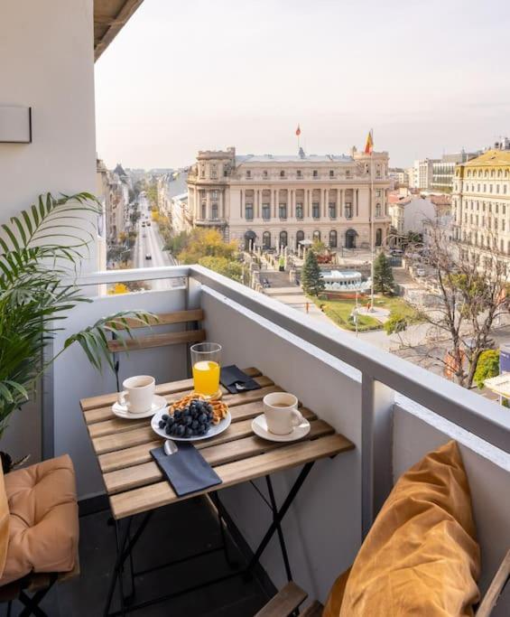 Sunny 2Br Flat - Top Location - Stunning Views Bukares Bagian luar foto