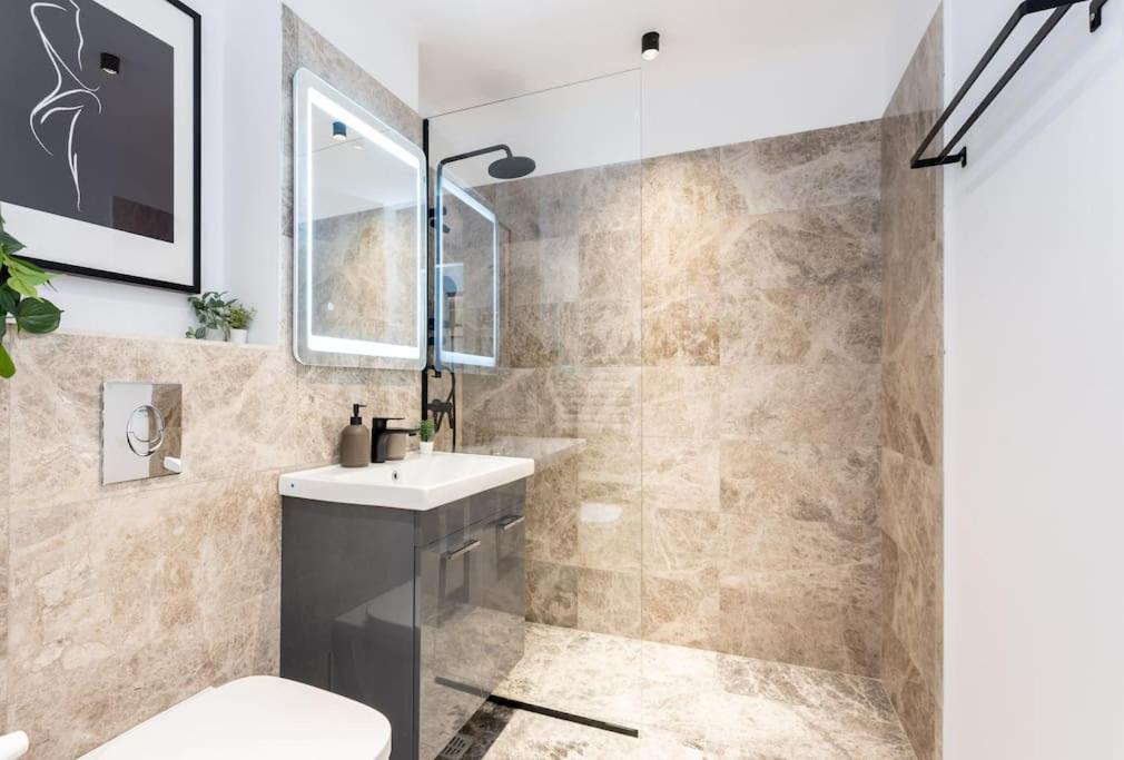 Sunny 2Br Flat - Top Location - Stunning Views Bukares Bagian luar foto