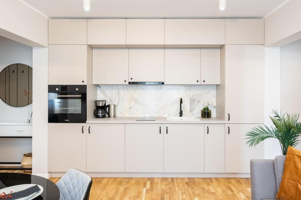Sunny 2Br Flat - Top Location - Stunning Views Bukares Bagian luar foto
