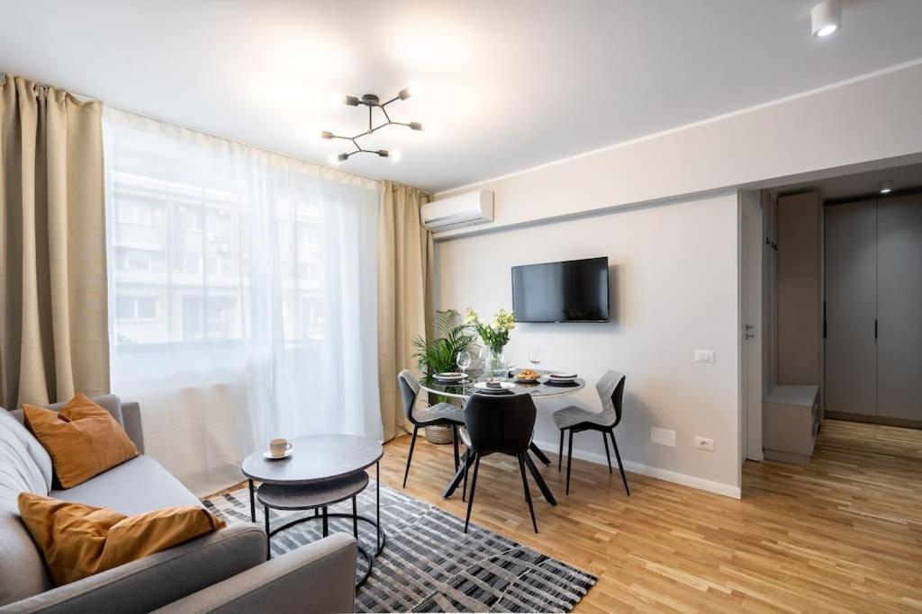Sunny 2Br Flat - Top Location - Stunning Views Bukares Bagian luar foto