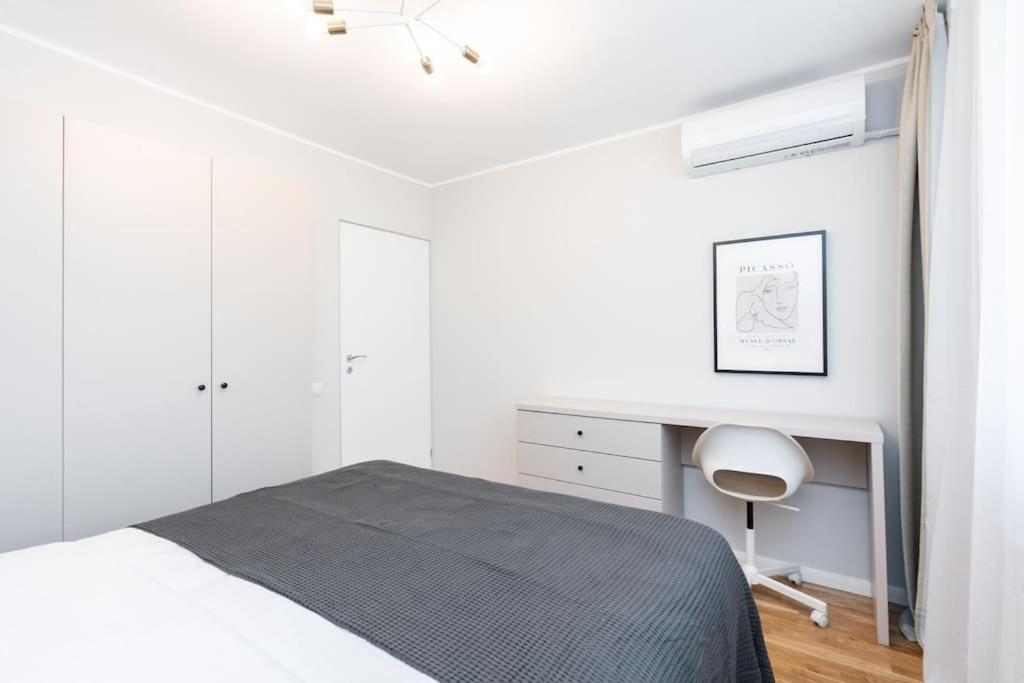 Sunny 2Br Flat - Top Location - Stunning Views Bukares Bagian luar foto