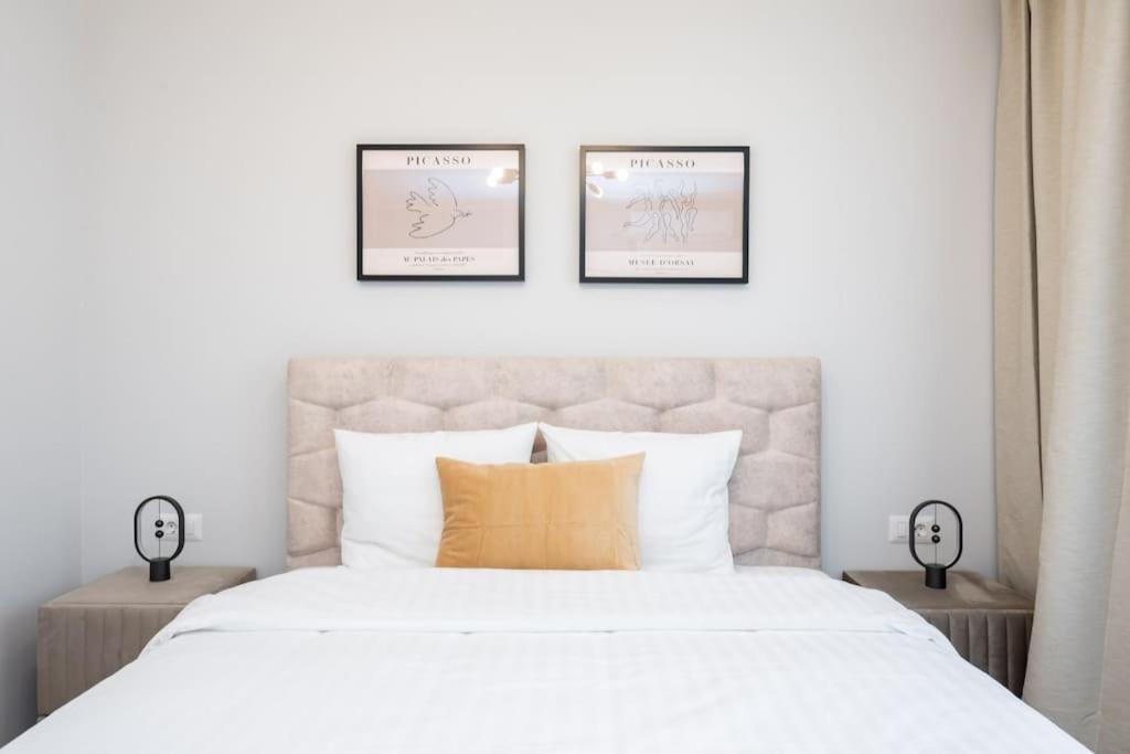 Sunny 2Br Flat - Top Location - Stunning Views Bukares Bagian luar foto