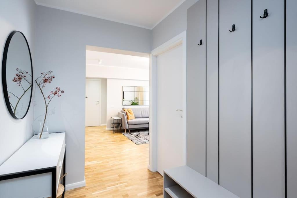 Sunny 2Br Flat - Top Location - Stunning Views Bukares Bagian luar foto